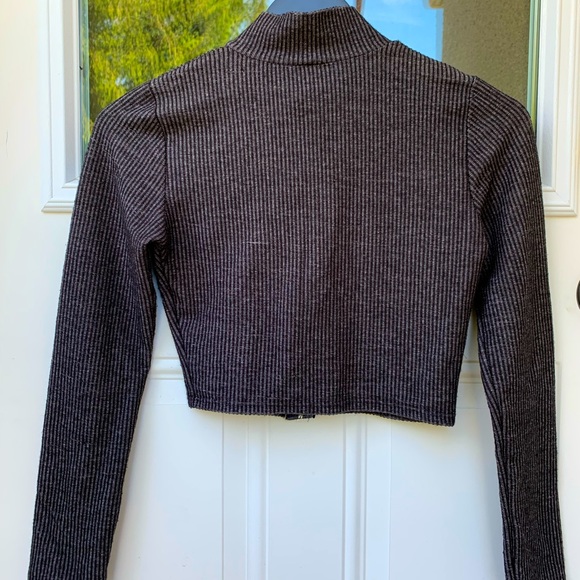 Cropped top with full length sleeves - Picture 2 of 3